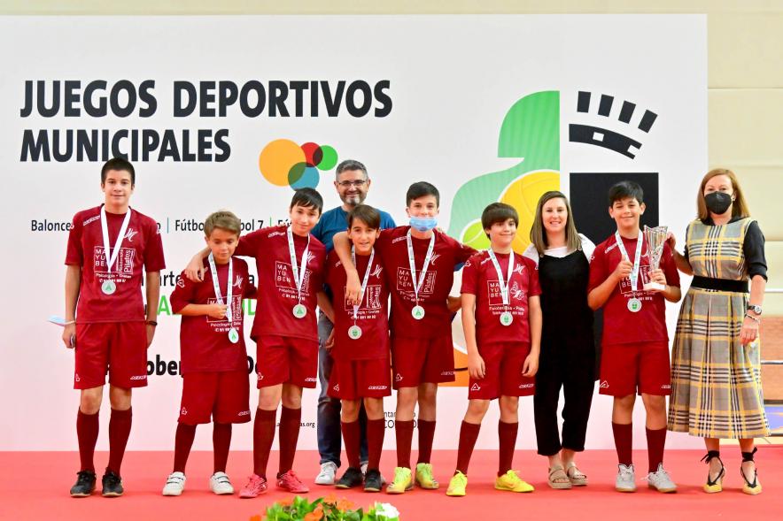 Entrega Trofeos XXV Juegos Deportivos Municipales -  Posado del equipo de futbol  infantil con las autoridades municipales.