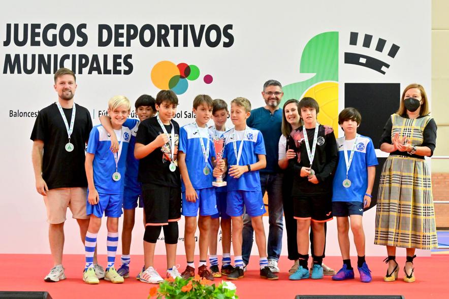 Entrega Trofeos XXV Juegos Deportivos Municipales - Posado del equipo de futbol  infantil con su entrenador y  las autoridades municipales.