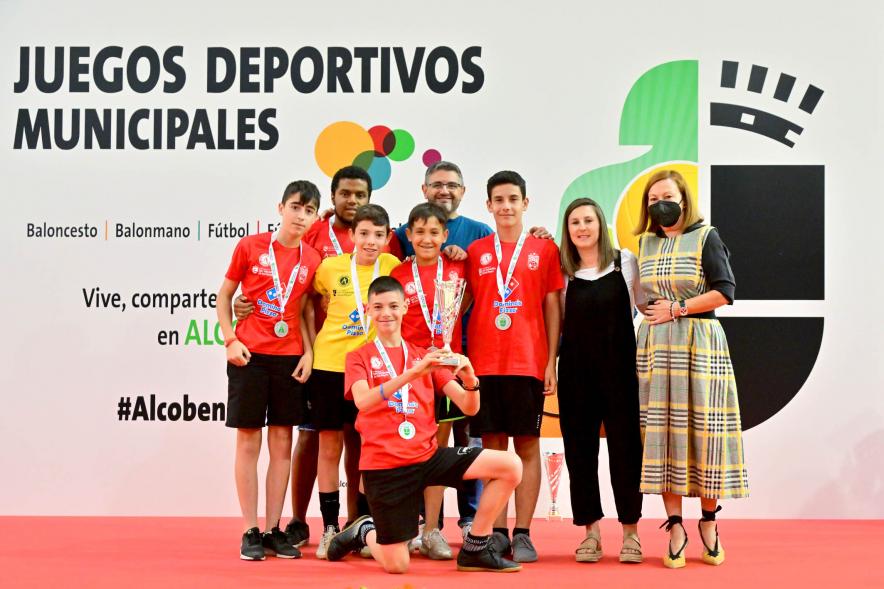 Entrega Trofeos XXV Juegos Deportivos Municipales - Posado del equipo de futbol juvenil con las autoridades municipales.