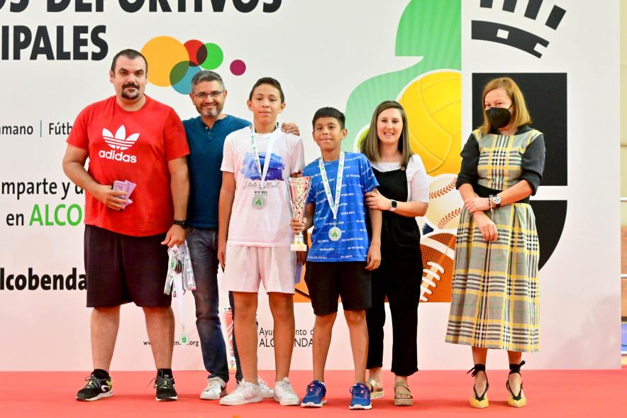  Entrega Trofeos XXV Juegos Deportivos Municipales - Posado de varios deportistas galardonados con su monitor y las autoridades municipales.