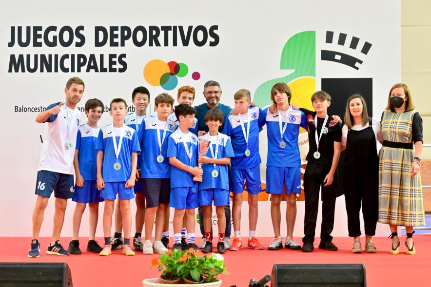 Entrega Trofeos XXV Juegos Deportivos Municipales - Posado del equipo de futbol  juvenil con las autoridades municipales.