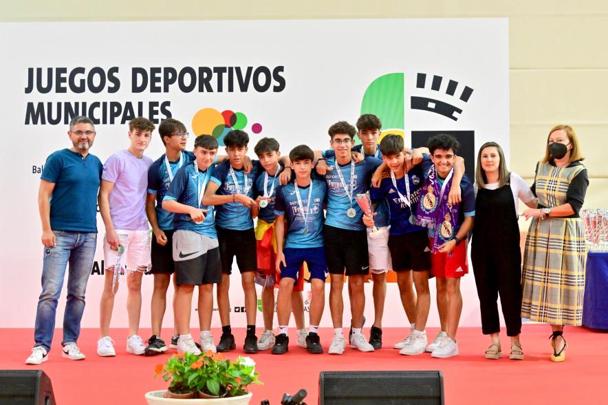 Entrega Trofeos XXV Juegos Deportivos Municipales - Posado del equipo de futbol  juvenil con las autoridades municipales.
