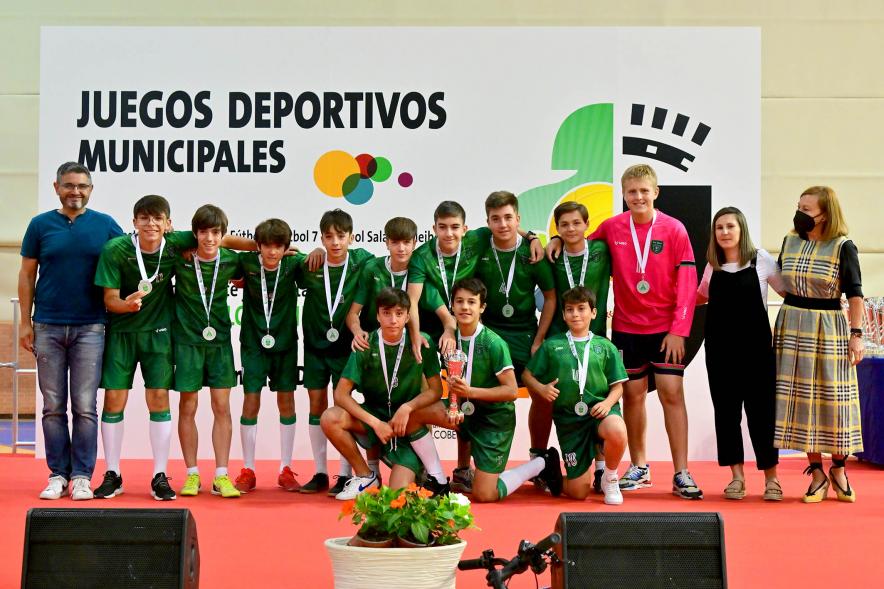Entrega Trofeos XXV Juegos Deportivos Municipales - Posado del equipo de futbol  juvenil con las autoridades municipales.