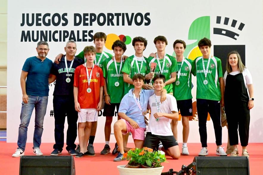 Entrega Trofeos XXV Juegos Deportivos Municipales - Equipo de futbol del Colegio las Irlandesas con las autoridades municipales.
