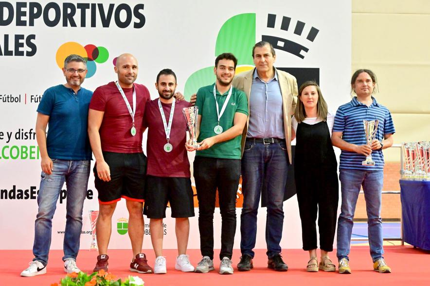 Entrega Trofeos XXV Juegos Deportivos Municipales - Posado de un grupo de deportistas  con  la corporación municipal. 