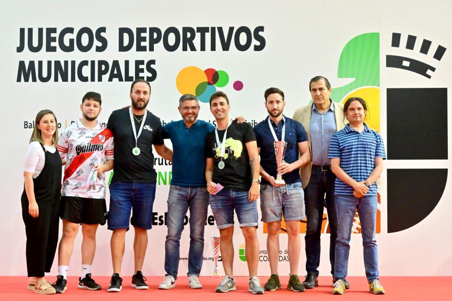 Entrega Trofeos XXV Juegos Deportivos Municipales - Varios jóvenes con sus galardones junto a las autoridades municipales.