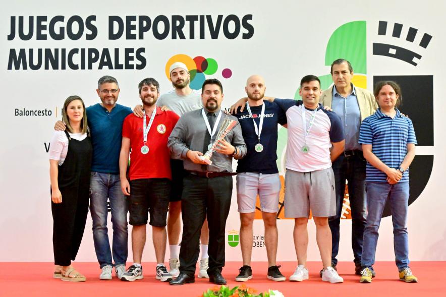 Entrega Trofeos XXV Juegos Deportivos Municipales - Varios jóvenes con sus galardones junto a las autoridades municipales.