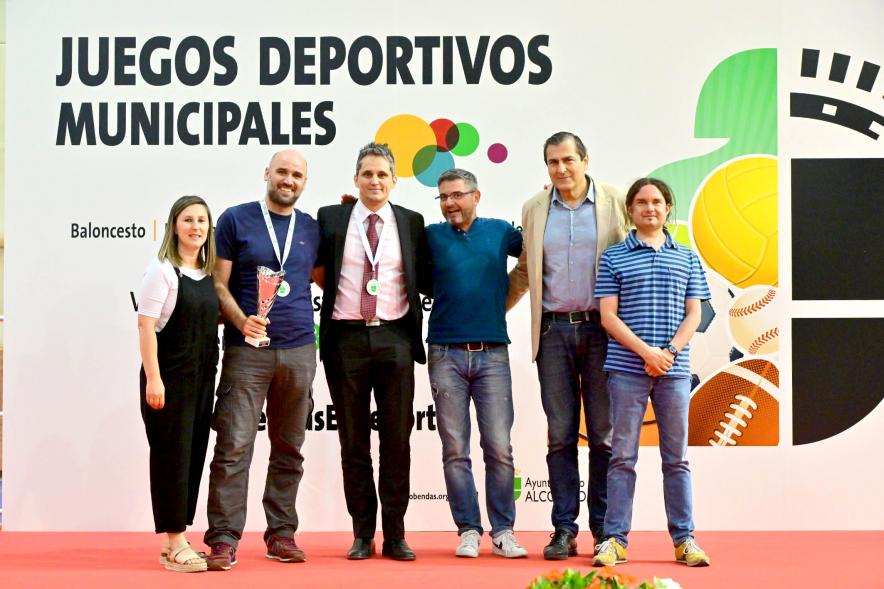 Entrega Trofeos XXV Juegos Deportivos Municipales- Imagen de las autoridades  municipales junto a dos deportistas. 