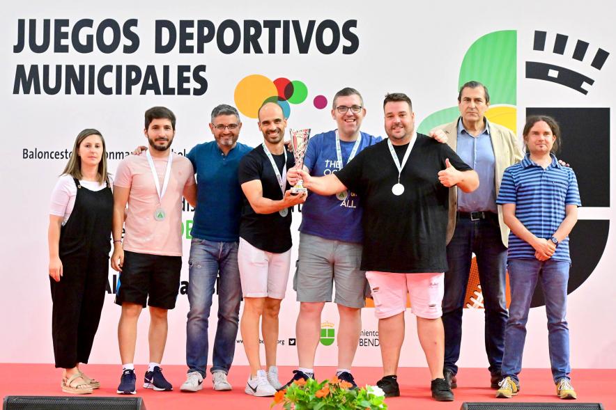 Entrega Trofeos XXV Juegos Deportivos Municipales - Varios jóvenes con sus galardones junto a las autoridades municipales. 
