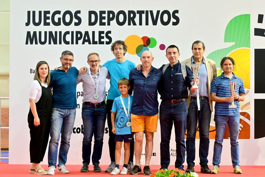 Entrega Trofeos XXV Juegos Deportivos Municipales - Varios deportistas con sus galardones junto a las autoridades municipales. 