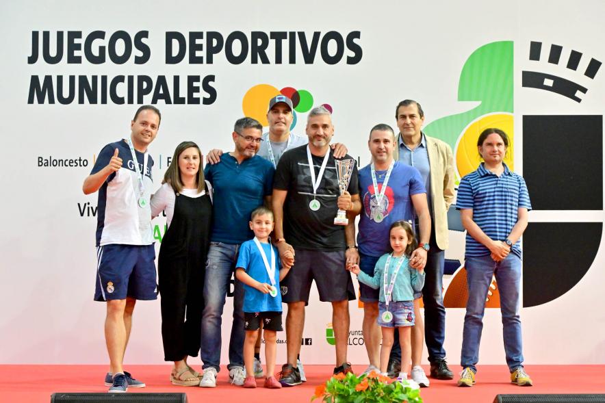 Entrega Trofeos XXV Juegos Deportivos Municipales - Varios deportistas con sus galardones  y familias junto a las autoridades municipales. 