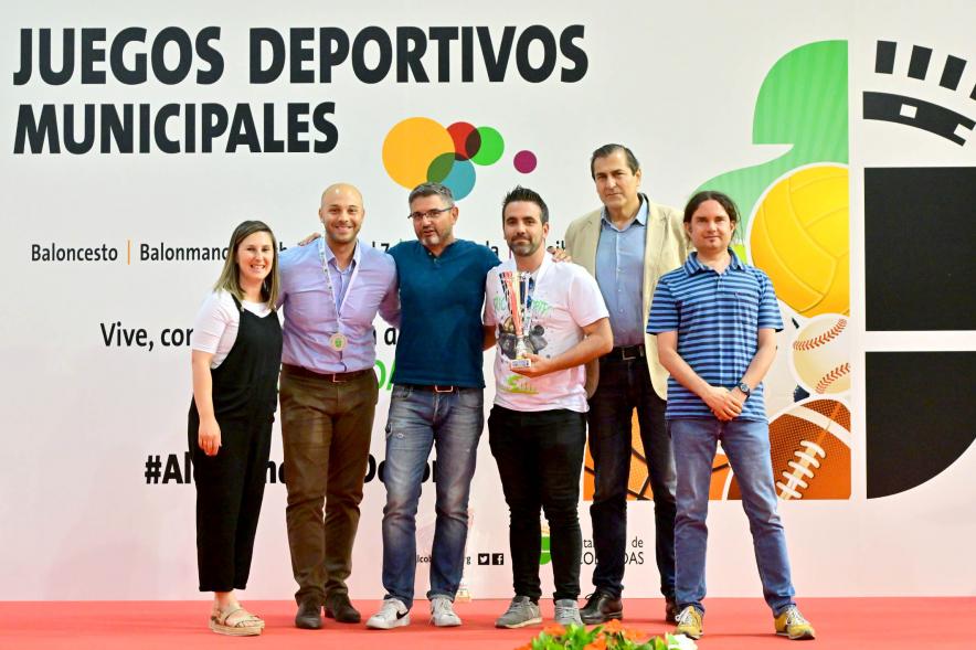 Entrega Trofeos XXV Juegos Deportivos Municipales - Varios deportistas con sus galardones junto a las autoridades municipales. 