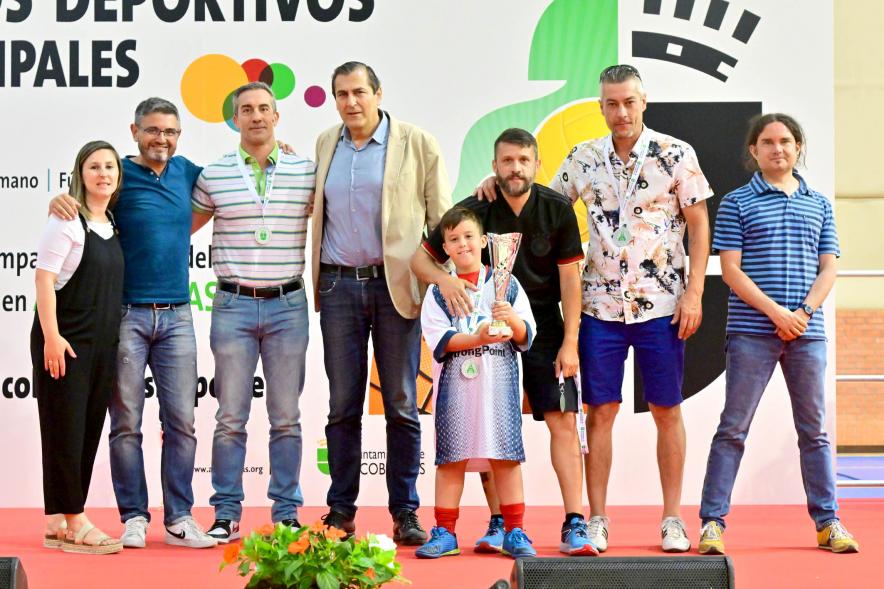 Entrega Trofeos XXV Juegos Deportivos Municipales - Varios deportistas con sus galardones junto a las autoridades municipales