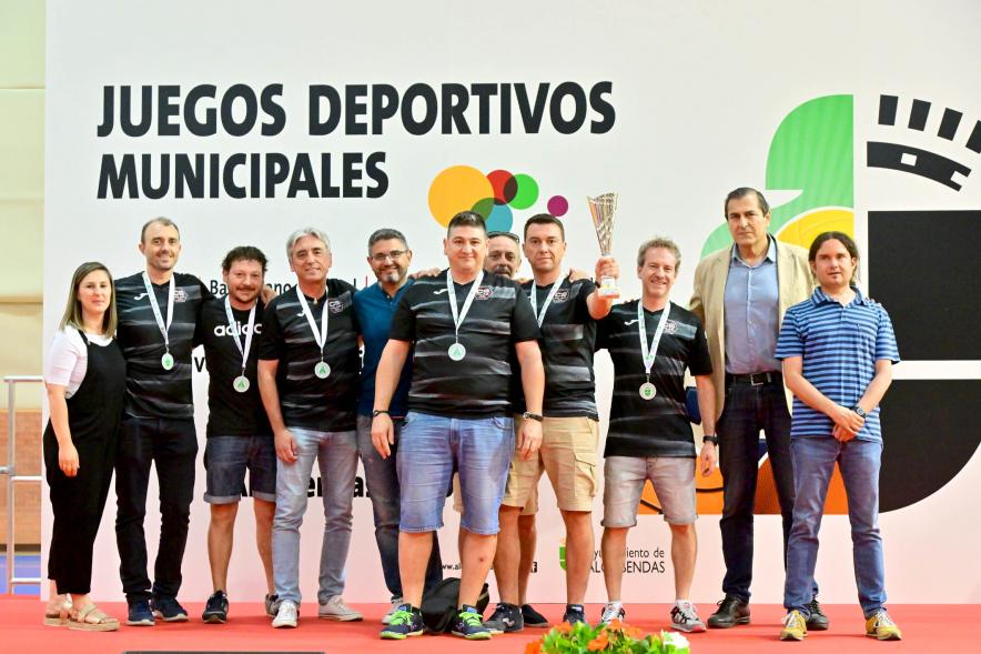 Entrega Trofeos XXV Juegos Deportivos Municipales -  Equipo de deportistas senior galardonados  junto al vicealcalde Sánchez Acera.
