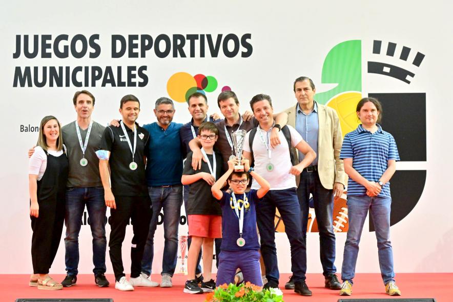 Entrega Trofeos XXV Juegos Deportivos Municipales - Varios deportistas con sus galardones junto a las autoridades municipales. 