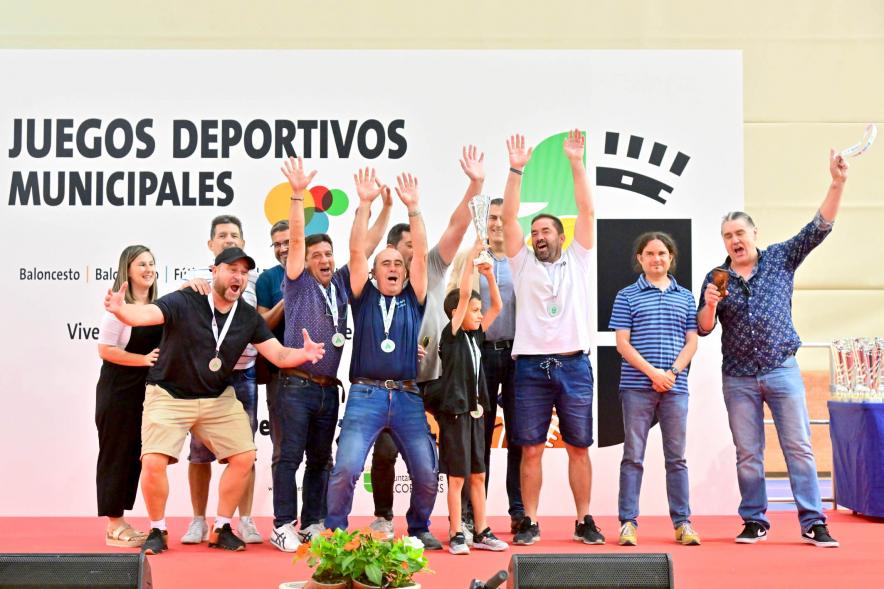 Entrega Trofeos XXV Juegos Deportivos Municipales - Grupo de deportistas exultantes junto a los corporativos municipales.