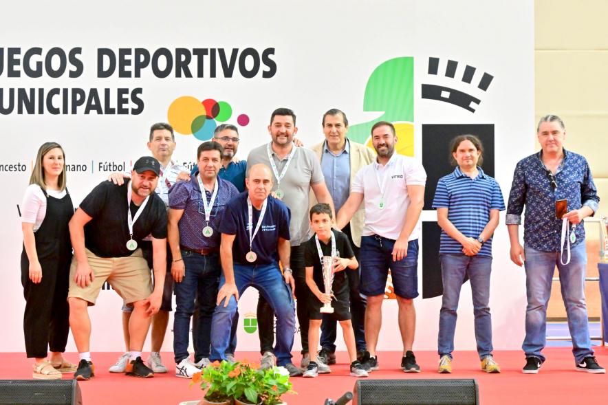 Entrega Trofeos XXV Juegos Deportivos Municipales - Varios deportistas con sus galardones junto a las autoridades municipales. 