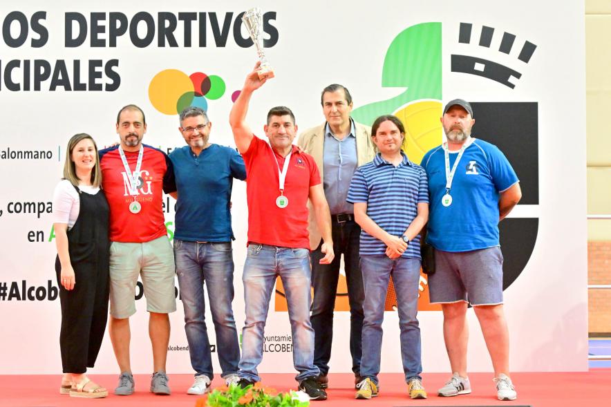 Entrega Trofeos XXV Juegos Deportivos Municipales - Varios deportistas con sus galardones junto a las autoridades municipales. 