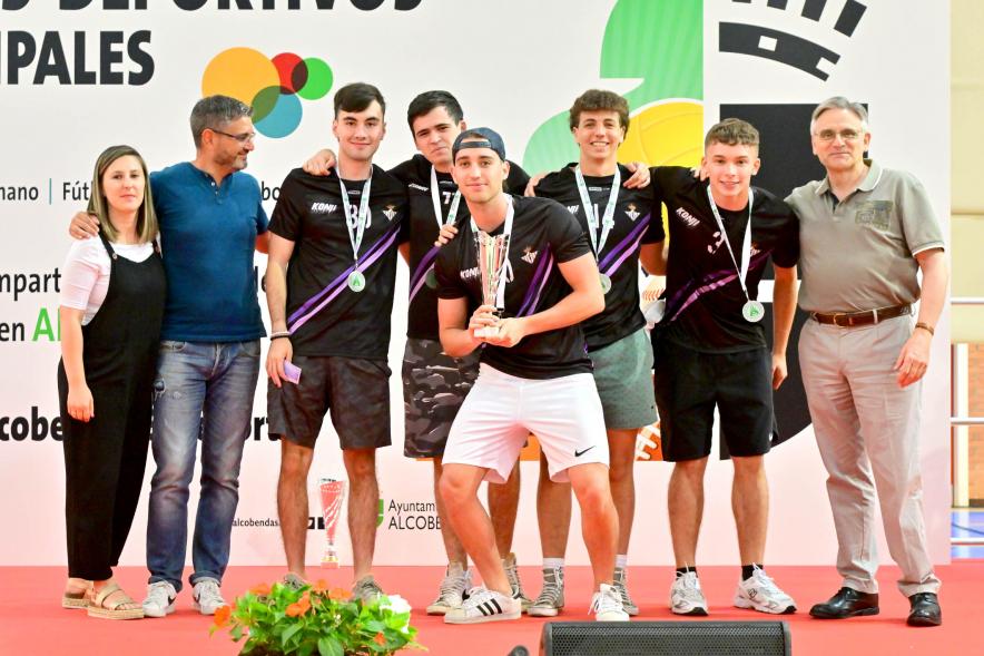 Entrega Trofeos XXV Juegos Deportivos Municipales - Varios deportistas galardonados junto a las autoridades municipales. 