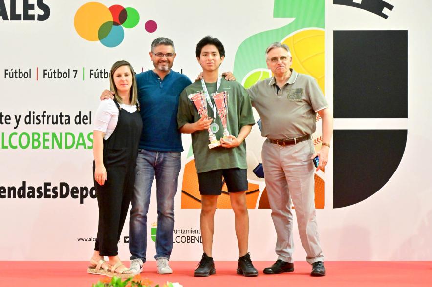 Entrega Trofeos XXV Juegos Deportivos Municipales - Posado de un deportista con las autoridades municipales.