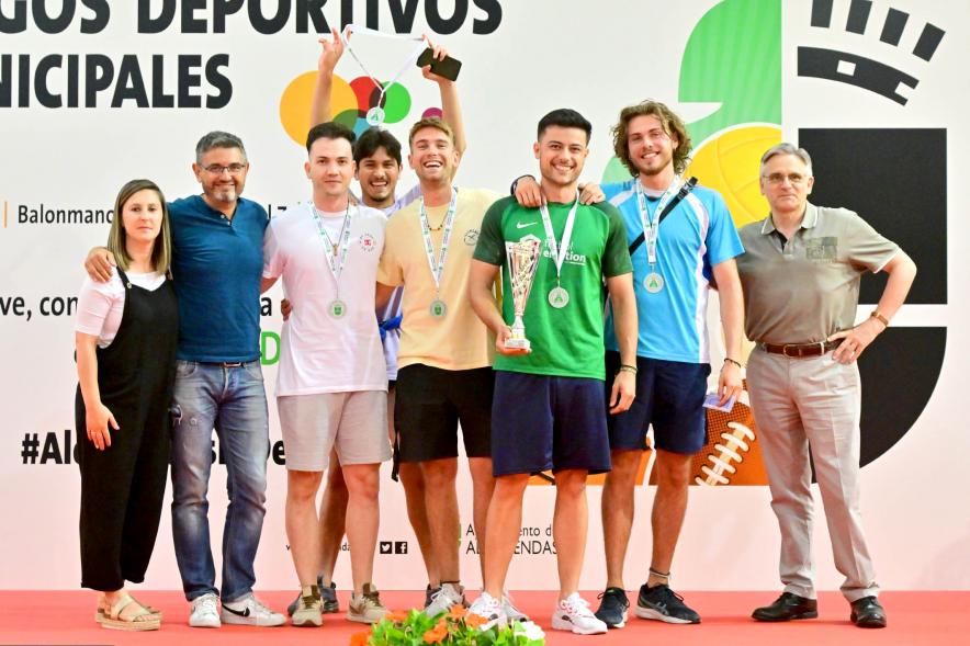 Entrega Trofeos XXV Juegos Deportivos Municipales - Varios jóvenes con sus galardones junto a las autoridades municipales. 