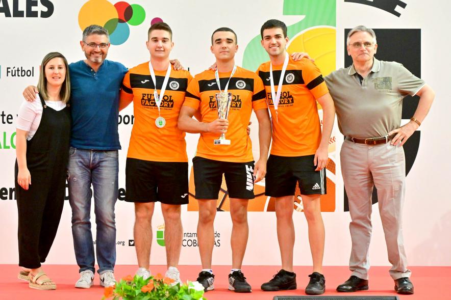 Entrega Trofeos XXV Juegos Deportivos Municipales- Varios jugadores de futbol sala con su medalla y con las autoridades municipales