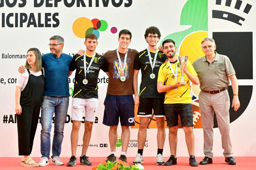 Entrega Trofeos XXV Juegos Deportivos Municipales - ntrega Trofeos XXV Juegos Deportivos Municipales - Varios jóvenes con sus galardones junto a las autoridades municipales. 
