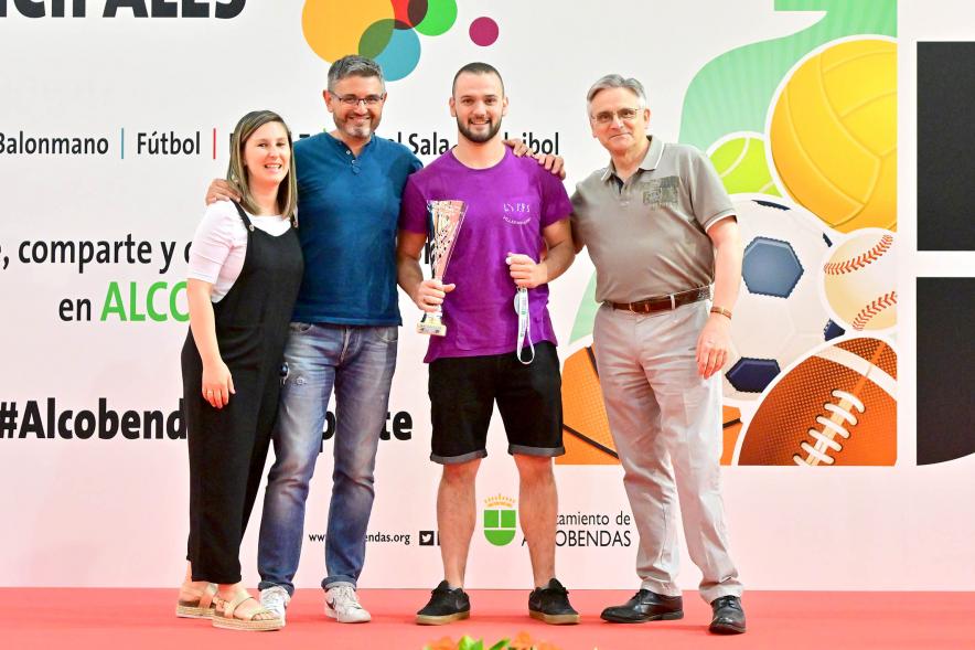Entrega Trofeos XXV Juegos Deportivos Municipales - Posado de un deportista con las autoridades municipales.