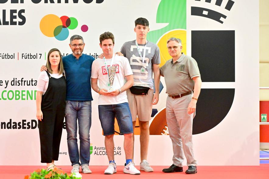 Entrega Trofeos XXV Juegos Deportivos Municipales - Varios deportistas con sus galardones junto a las autoridades municipales. 