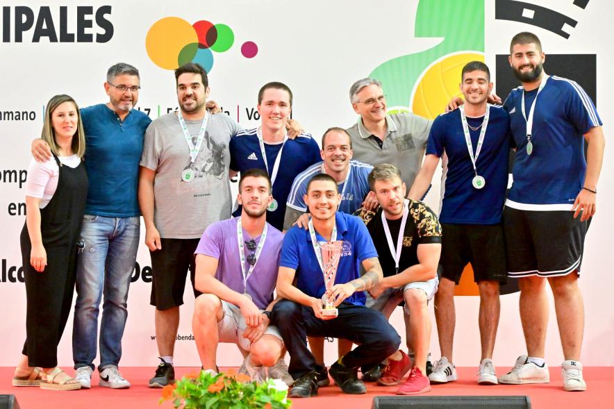Entrega Trofeos XXV Juegos Deportivos Municipales - Varios deportistas galardonados junto a las autoridades municipales. 