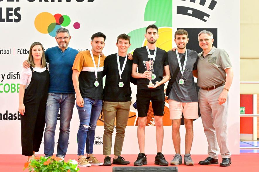 Entrega Trofeos XXV Juegos Deportivos Municipales - Varios deportistas galardonados junto a las autoridades municipales. 