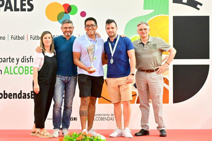 Entrega Trofeos XXV Juegos Deportivos Municipales - Varios deportistas galardonados junto a las autoridades municipales. 