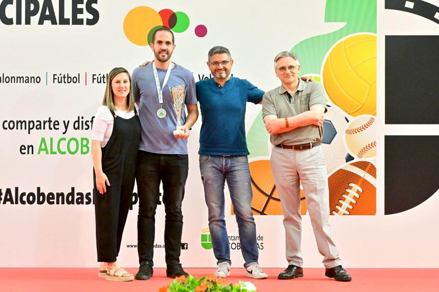 Entrega Trofeos XXV Juegos Deportivos Municipales - Posado de un deportista con las autoridades municipales.