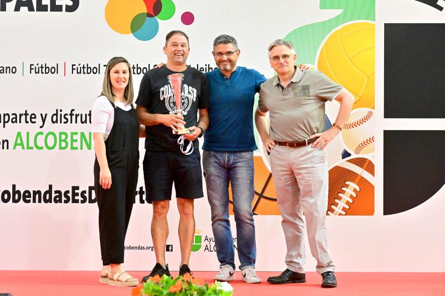Entrega Trofeos XXV Juegos Deportivos Municipales - Posado de un deportista con las autoridades municipales.