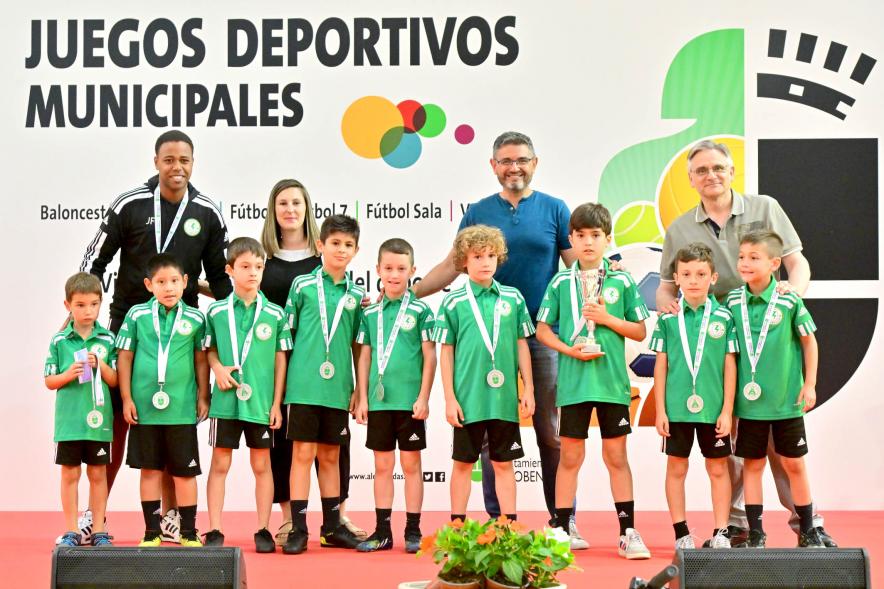 Entrega Trofeos XXV Juegos Deportivos Municipales - Posado del equipo de futbol  infantil con las autoridades municipales.