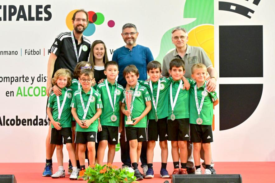 Entrega Trofeos XXV Juegos Deportivos Municipales - Posado del equipo de futbol  infantil con las autoridades municipales.