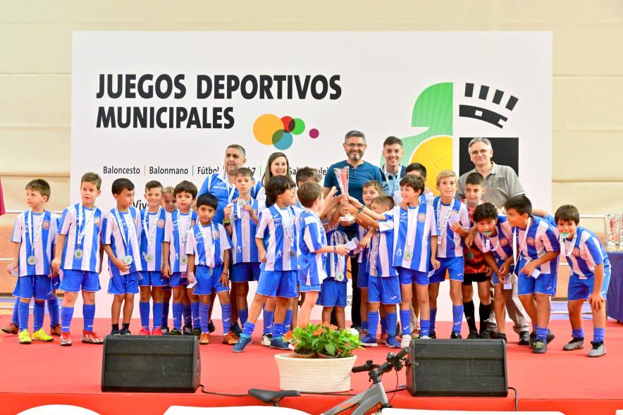 Entrega Trofeos XXV Juegos Deportivos Municipales - Galardón al equipo infantil de futbol.