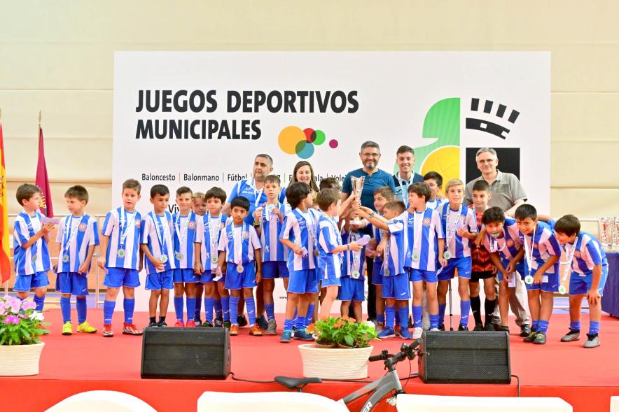 Entrega Trofeos XXV Juegos Deportivos Municipales - Posado del equipo de futbol infantil con las autoridades municipales.