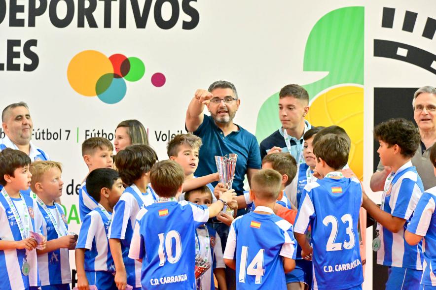 Entrega Trofeos XXV Juegos Deportivos Municipales - El equipo infantil  de futbol interactuando con el vicealcalde Sánchez Acera.