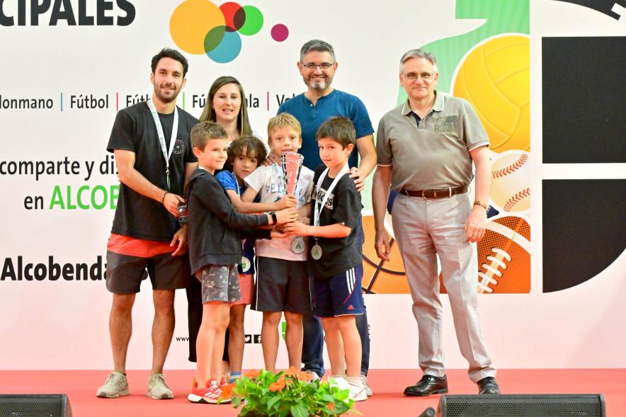 ntrega Trofeos XXV Juegos Deportivos Municipales - Varios deportistas infantiles con sus galardones junto a las autoridades municipales. 
