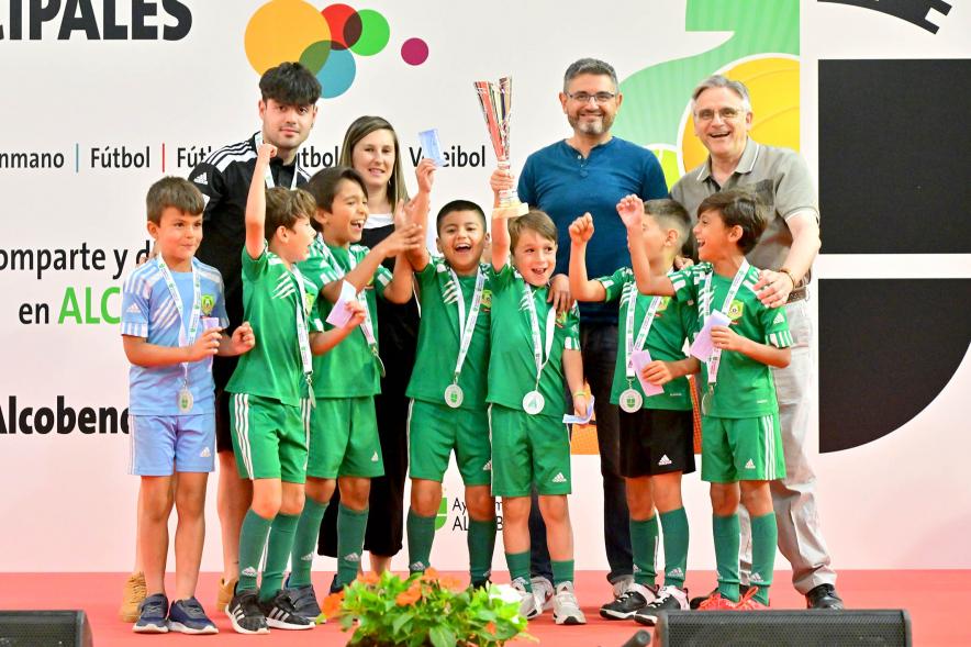Entrega Trofeos XXV Juegos Deportivos Municipales - El equipo de futbol infantil levanta la copa junto a el vicealcalde Sánchez Acera.