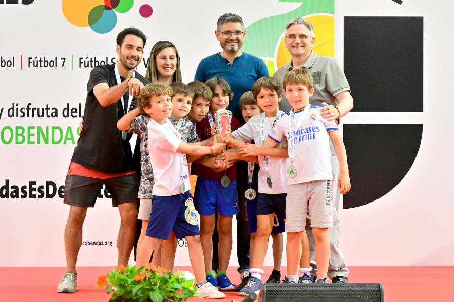 Entrega Trofeos XXV Juegos Deportivos Municipales - Posado de los  deportista infantiles sujetando su copa.