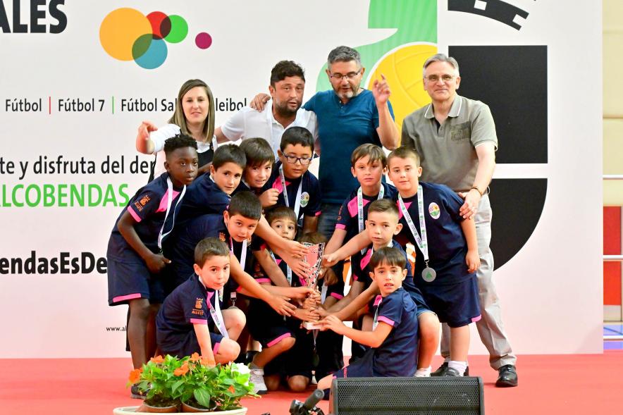 Entrega Trofeos XXV Juegos Deportivos Municipales - El quipo de futbol infantil con su trofeo.