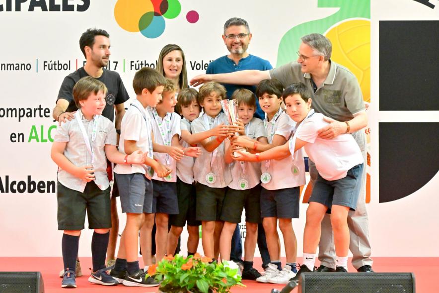 Entrega Trofeos XXV Juegos Deportivos Municipales - Imagen del concejal saludando a los niños del equipo infantil de futbol sala.