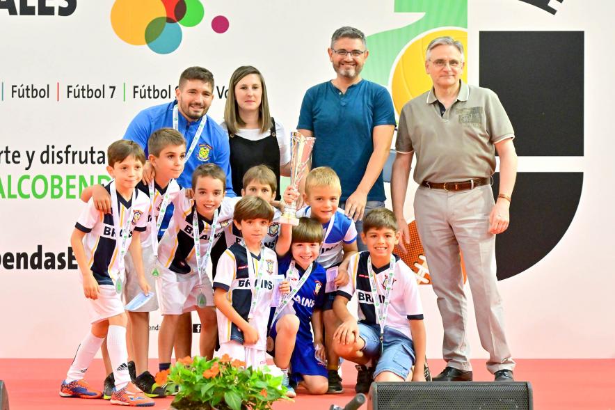 Entrega Trofeos XXV Juegos Deportivos Municipales- Posado del equipo de futbol infantil con las autoridades municipales.