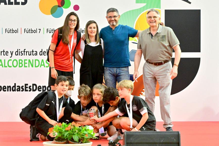 Entrega Trofeos XXV Juegos Deportivos Municipales- Posado del equipo de futbol infantil con las autoridades municipales.