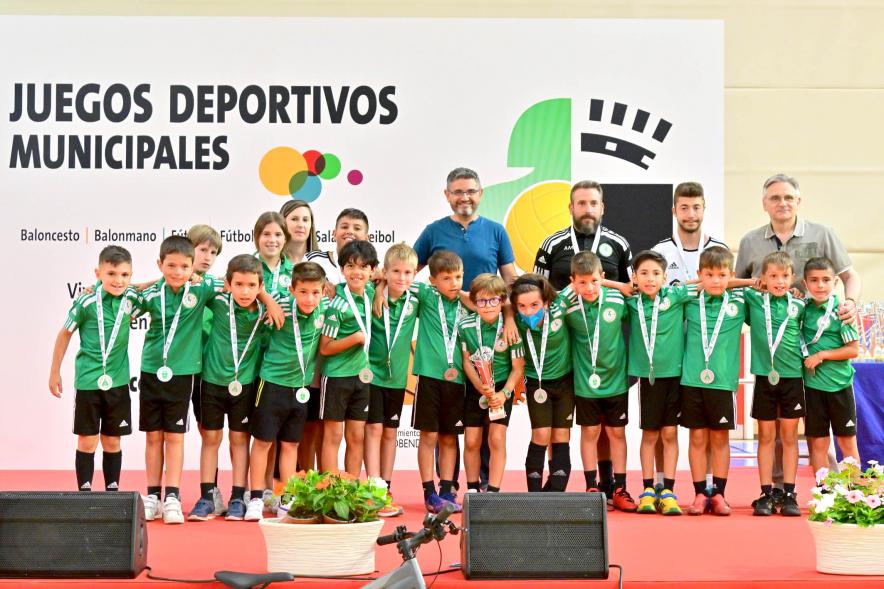 Entrega Trofeos XXV Juegos Deportivos Municipales- Posado del equipo de futbol infantil con las autoridades municipales.