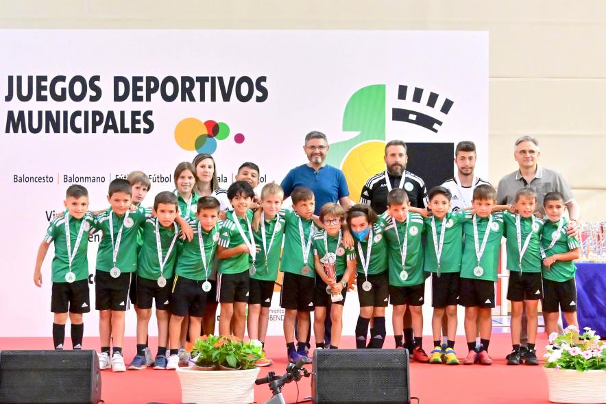 Entrega Trofeos XXV Juegos Deportivos Municipales- Posado del equipo de futbol infantil con las autoridades municipales.