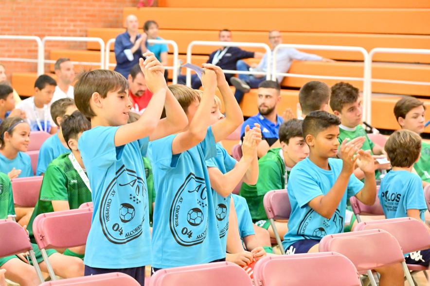 Entrega Trofeos XXV Juegos Deportivos Municipales - Imagen del publico infantil aplaudiend0o 