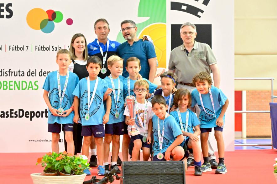Entrega Trofeos XXV Juegos Deportivos Municipales- Posado del equipo de futbol infantil con las autoridades municipales.